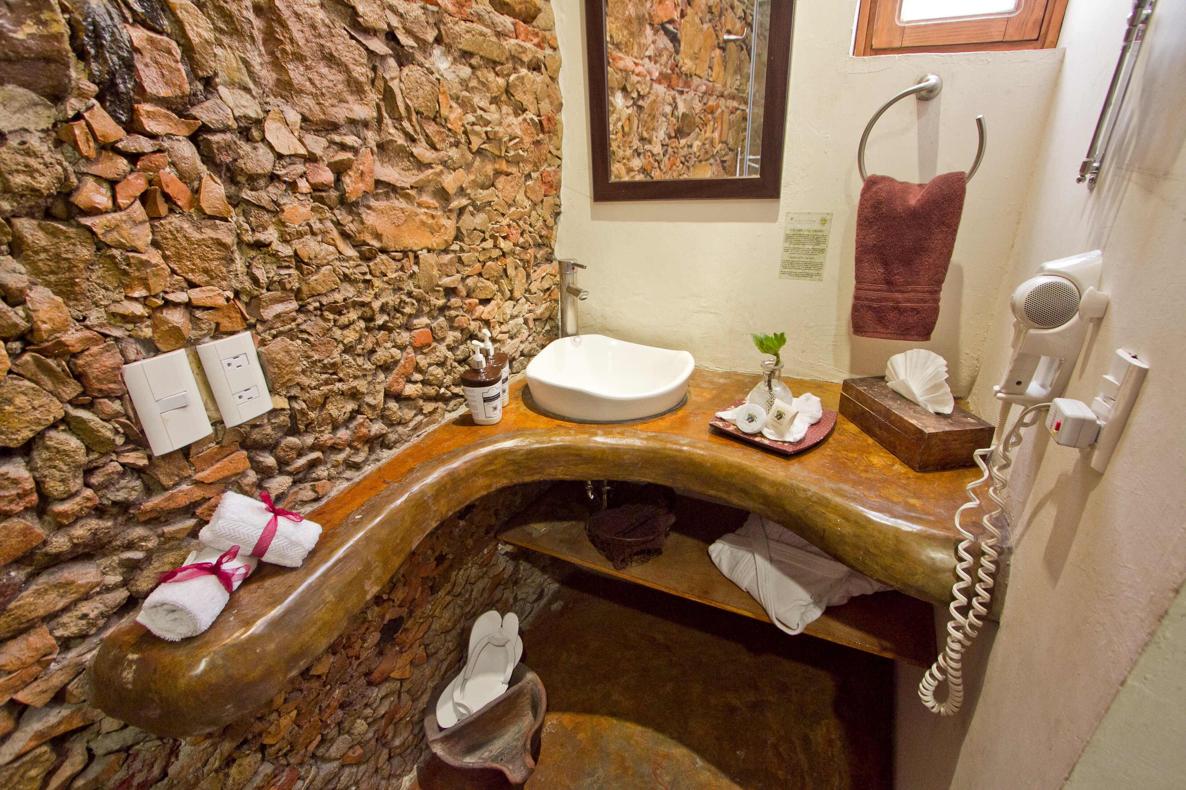 el ciruelo | bathroom | free toiletries, hair dryer, bathrobes, bidet