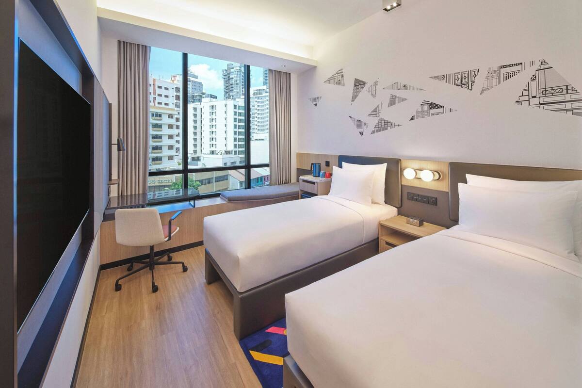 ห้องพัก, เตียงเดี่ยว 2 เตียง | เครื่องนอนระดับพรีเมียม, ตู้นิรภัยในห้องพัก, โต๊ะทำงาน, ห้องเก็บเสียง