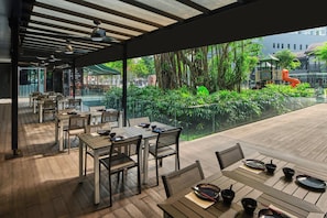 2 restaurants, breakfast, lunch, dinner served; Asian cuisine