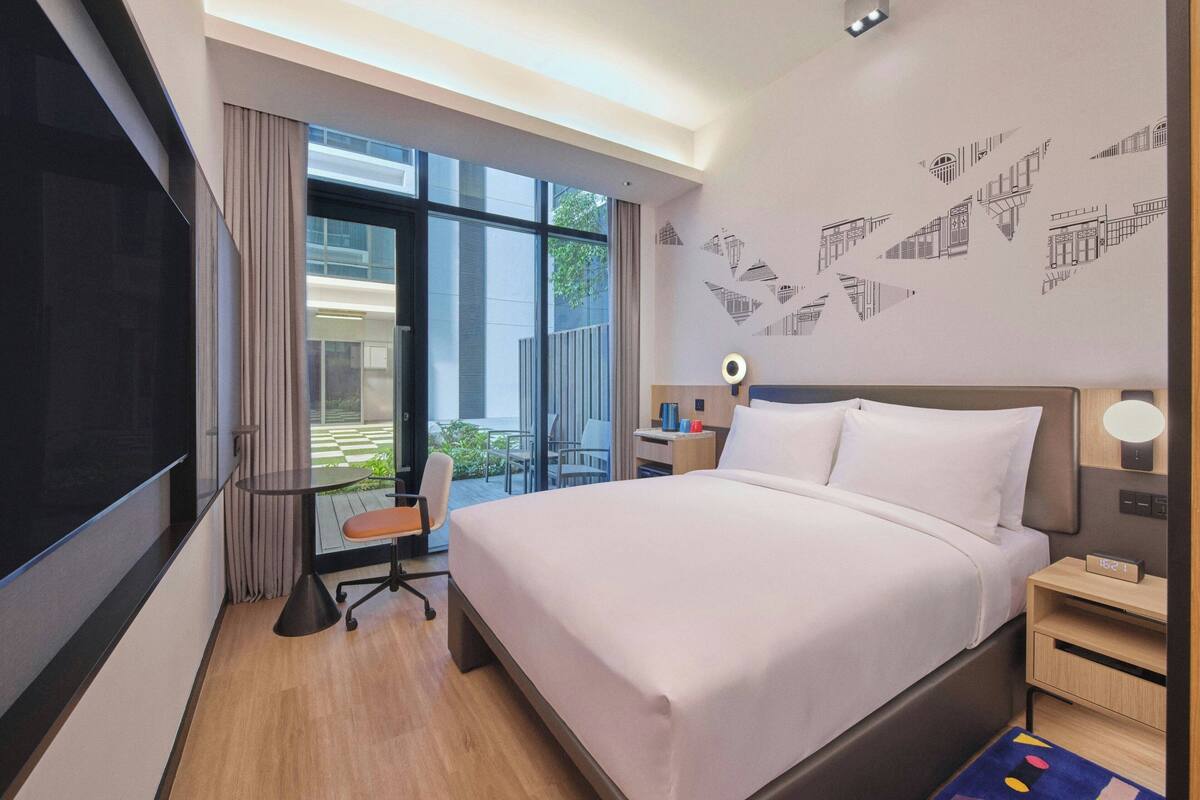 ห้องพัก, เตียงควีนไซส์ 1 เตียง, ลานระเบียง (Patio) | เครื่องนอนระดับพรีเมียม, ตู้นิรภัยในห้องพัก, โต๊ะทำงาน, ห้องเก็บเสียง