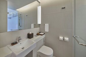 Shower, rainfall showerhead, free toiletries, hair dryer