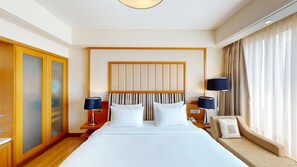 Minibar, caja de seguridad en la habitación y muebles diferentes 