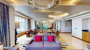 Minibar, caja de seguridad en la habitación y muebles diferentes 