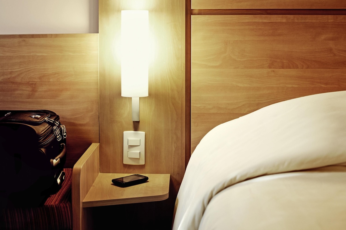 Standard Room, 1 Double Bed | Minibar, in-room safe, soundproofing, iron/ironing board
