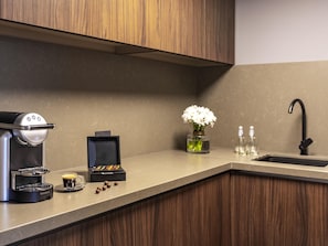 Minibar, coffres-forts dans les chambres, bureau, rideaux occultants