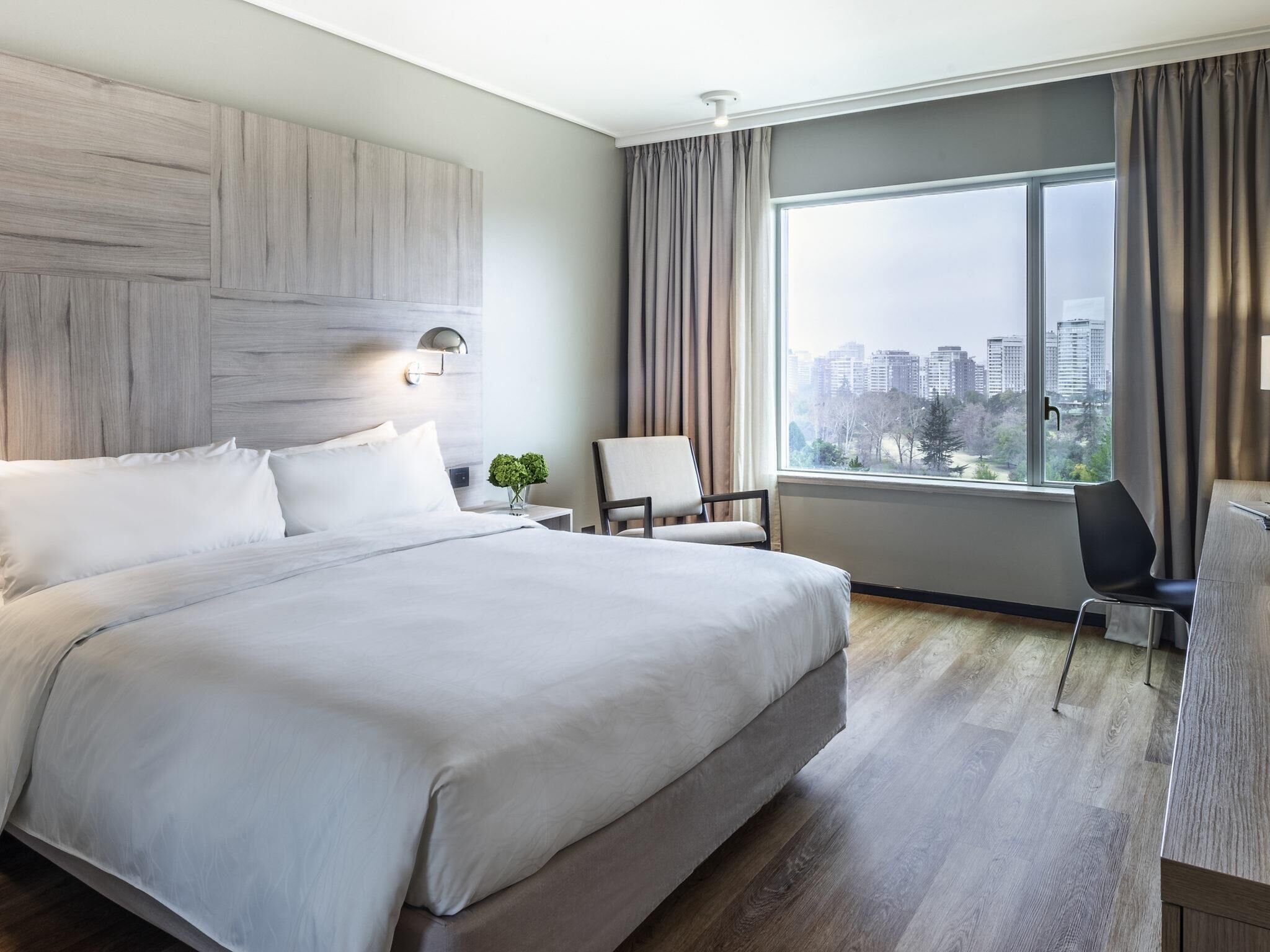 Chambre Deluxe, 1 très grand lit, vue sur le terrain de golf | Minibar, coffre-fort, bureau, rideaux d’obscurcissement