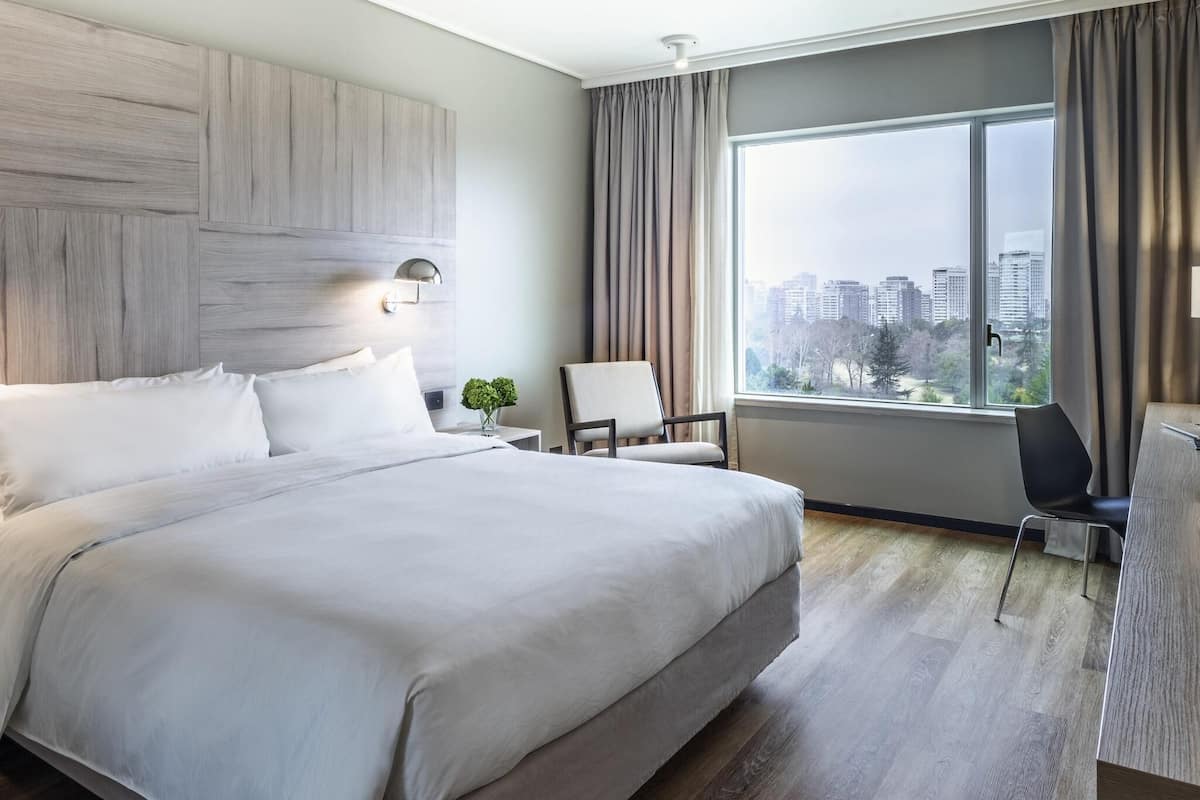 Chambre Deluxe, 1 trĂšs grand lit, vue sur le terrain de golf | Minibar, coffre-fort, bureau, rideaux dâobscurcissement