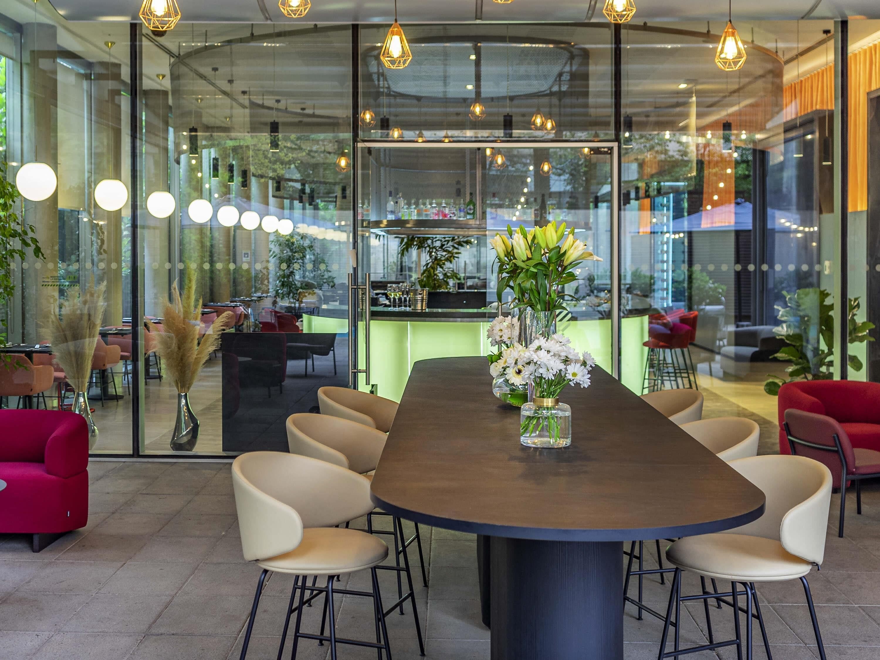 Lunch, dinner served; international cuisine, pool views 