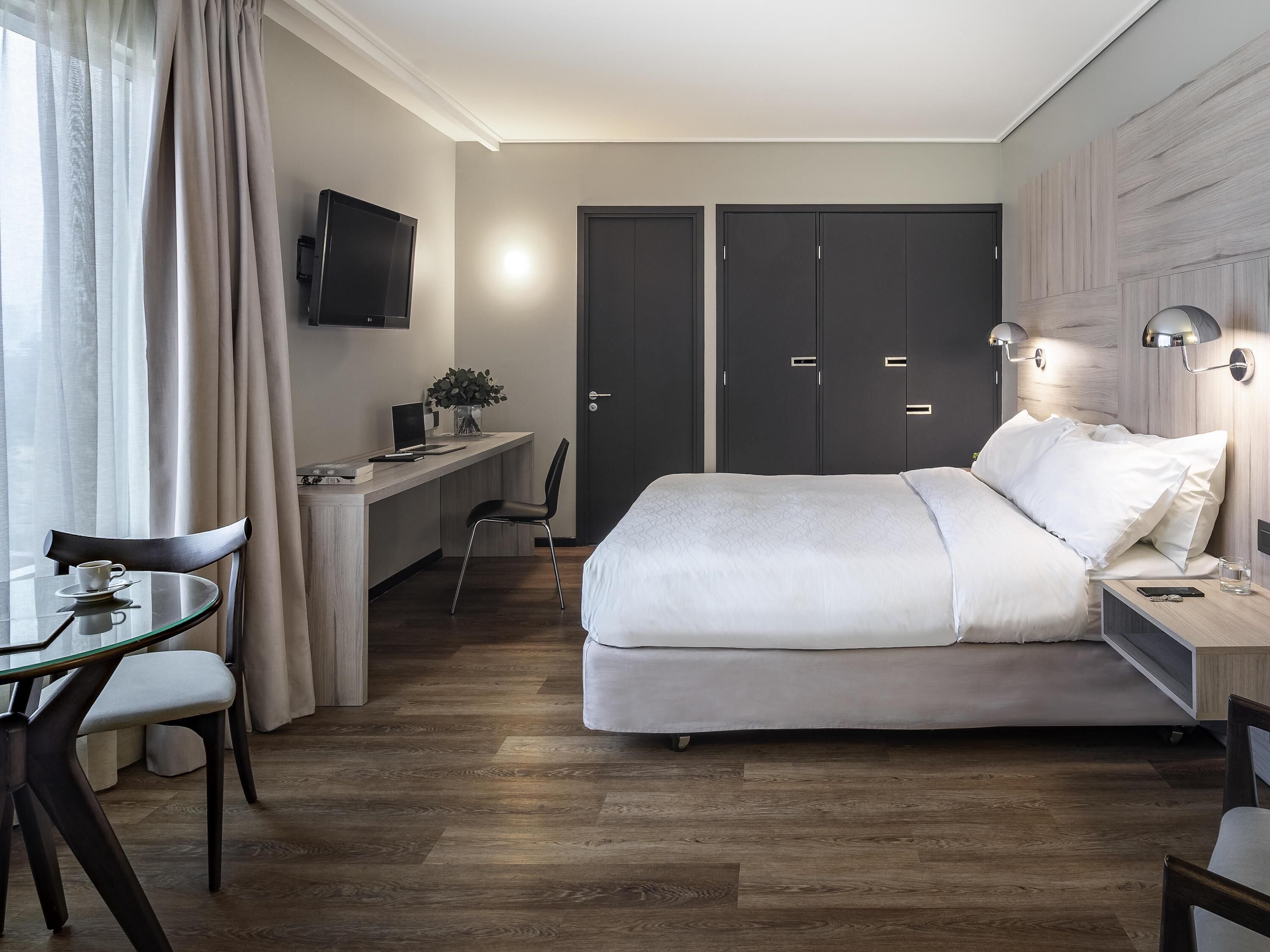 小型套房, 1 张特大床 | 迷你吧、客房内保险箱、办公桌、遮光窗帘