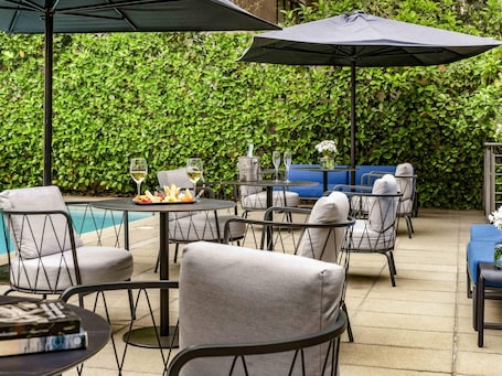 Una piscina al aire libre, camas de piscina gratis, sombrillas