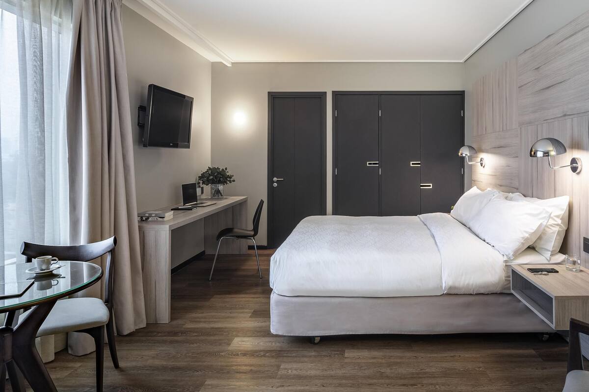 Minibar, coffres-forts dans les chambres, bureau, rideaux occultants