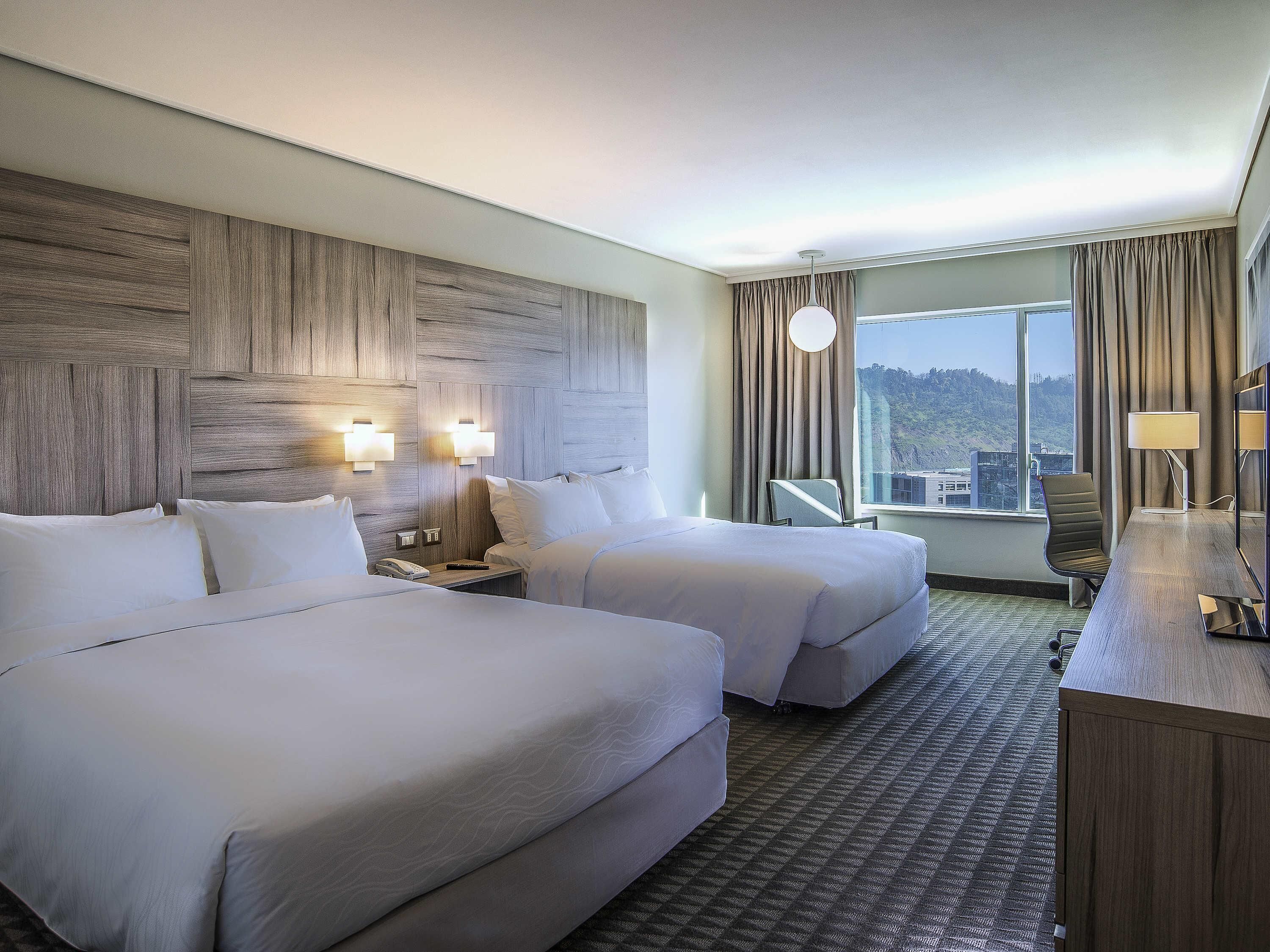 ミニバー、セーフティボックス (室内)、デスク、遮光カーテン