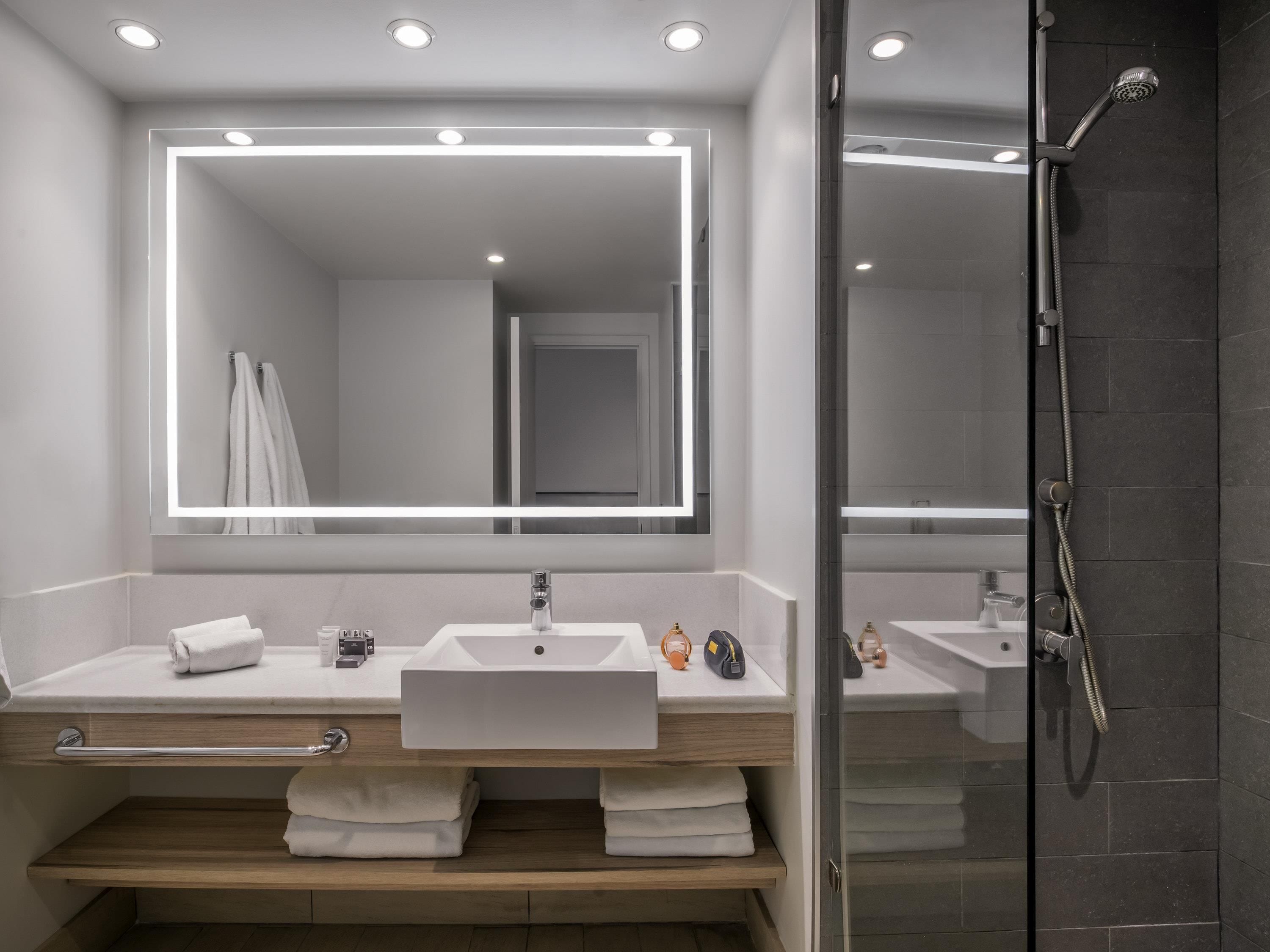 迷你吧、客房内保险箱、办公桌、遮光窗帘