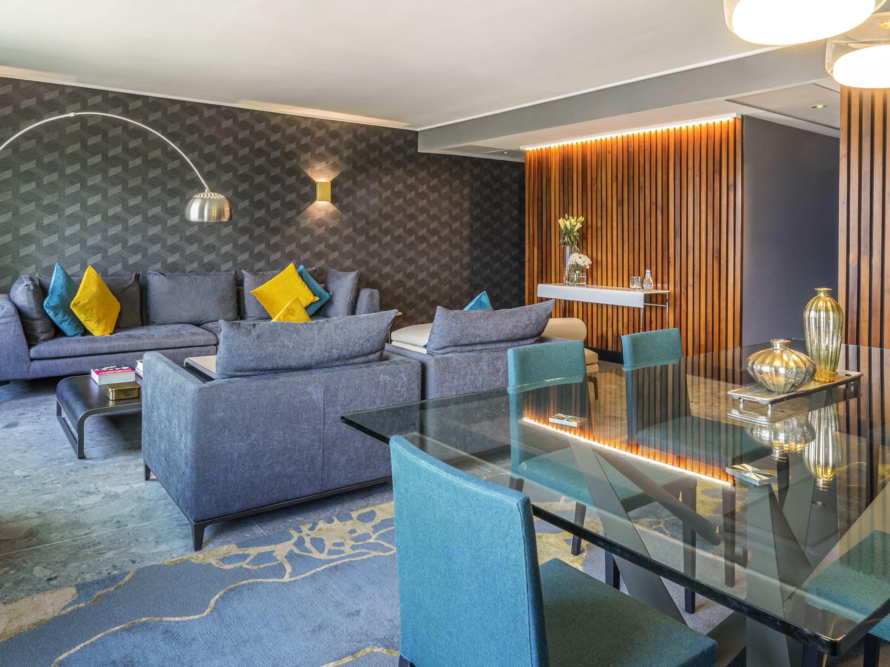 ミニバー、セーフティボックス (室内)、デスク、遮光カーテン