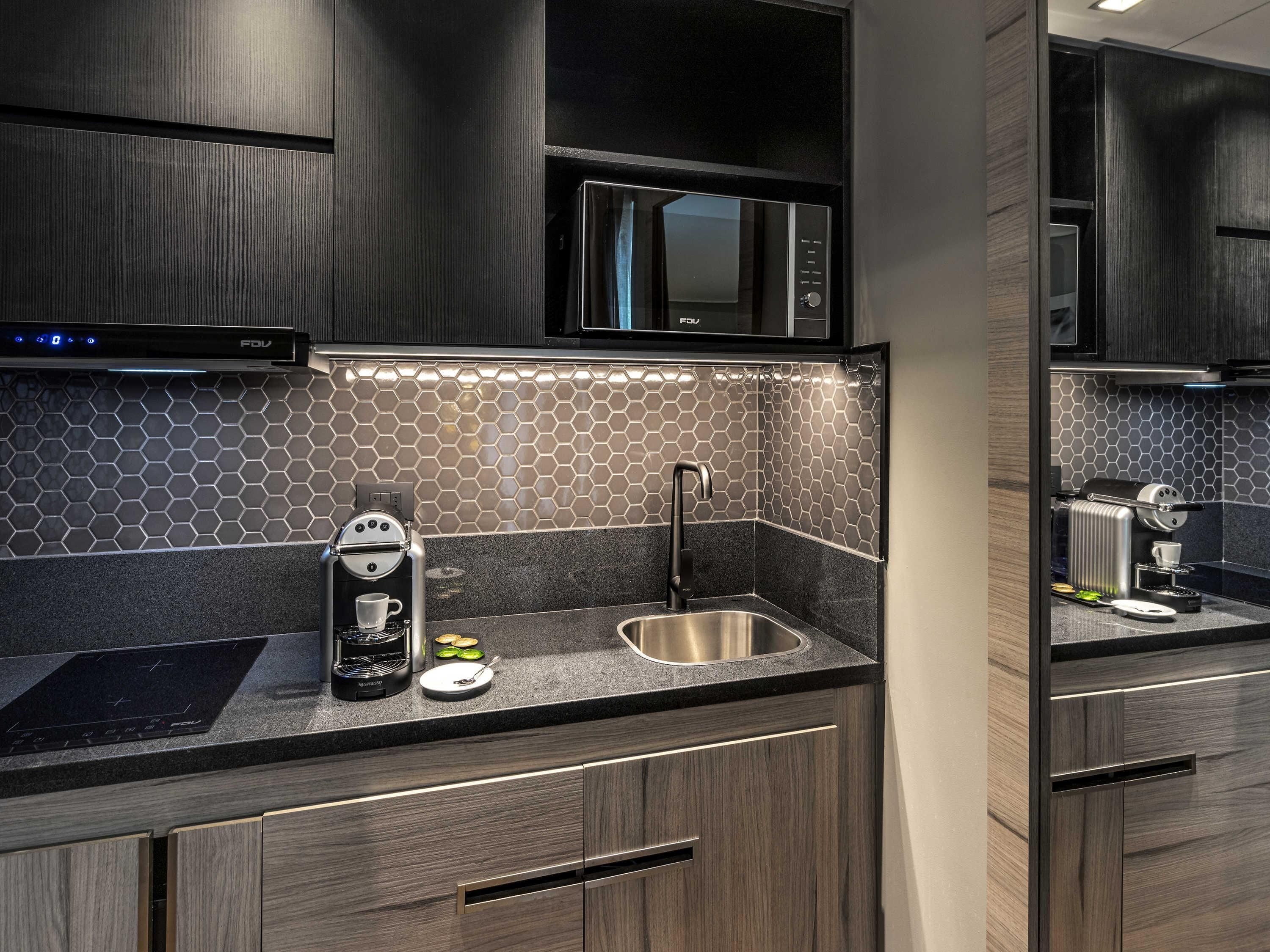 Junior Suite, 1 King Bed | Minibar, in-room safe, desk, blackout drapes