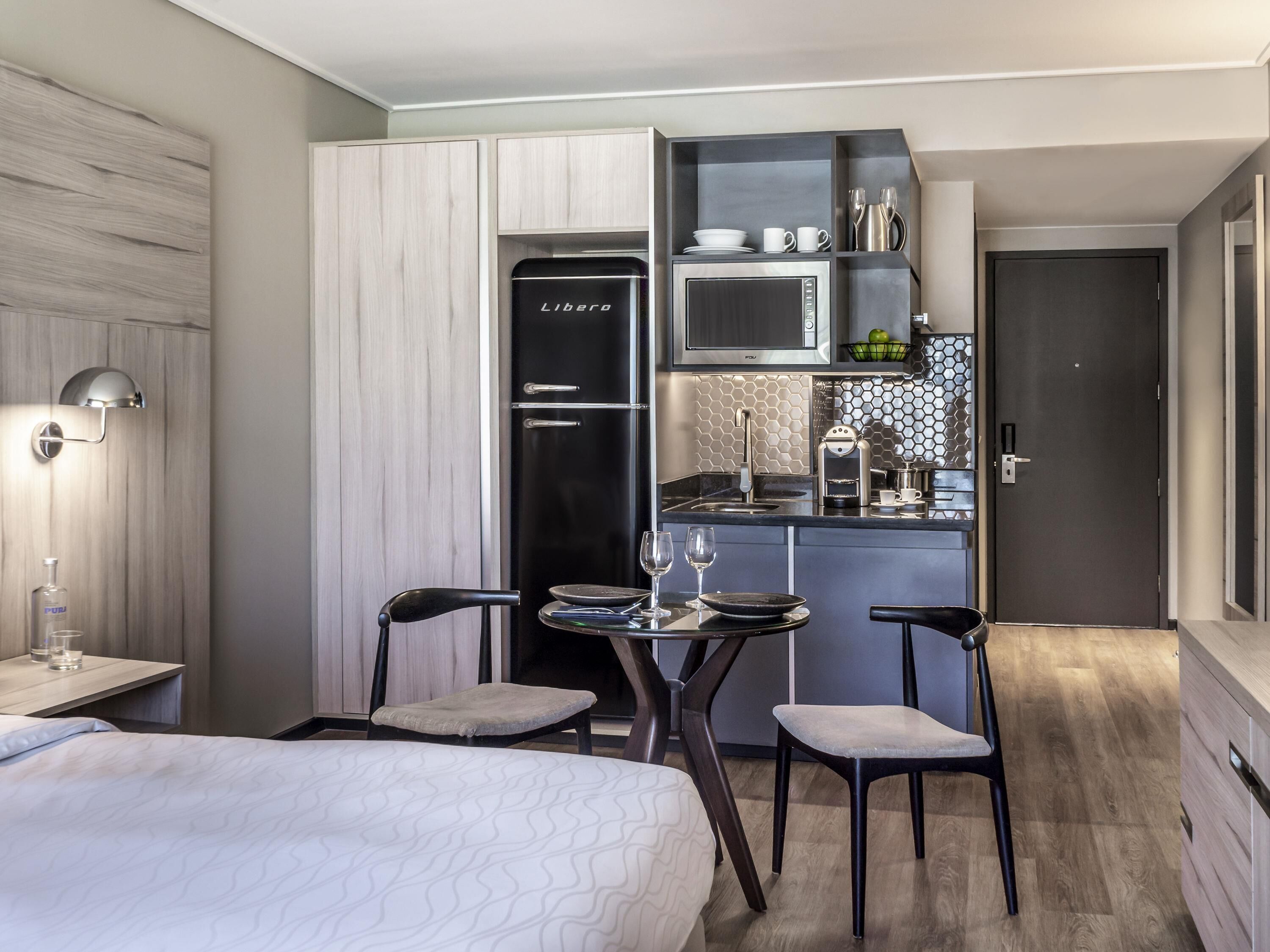 Studio, 1 lit double | Minibar, coffres-forts dans les chambres, bureau, rideaux occultants