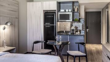Studio, 1 lit double | Minibar, coffres-forts dans les chambres, bureau, rideaux occultants