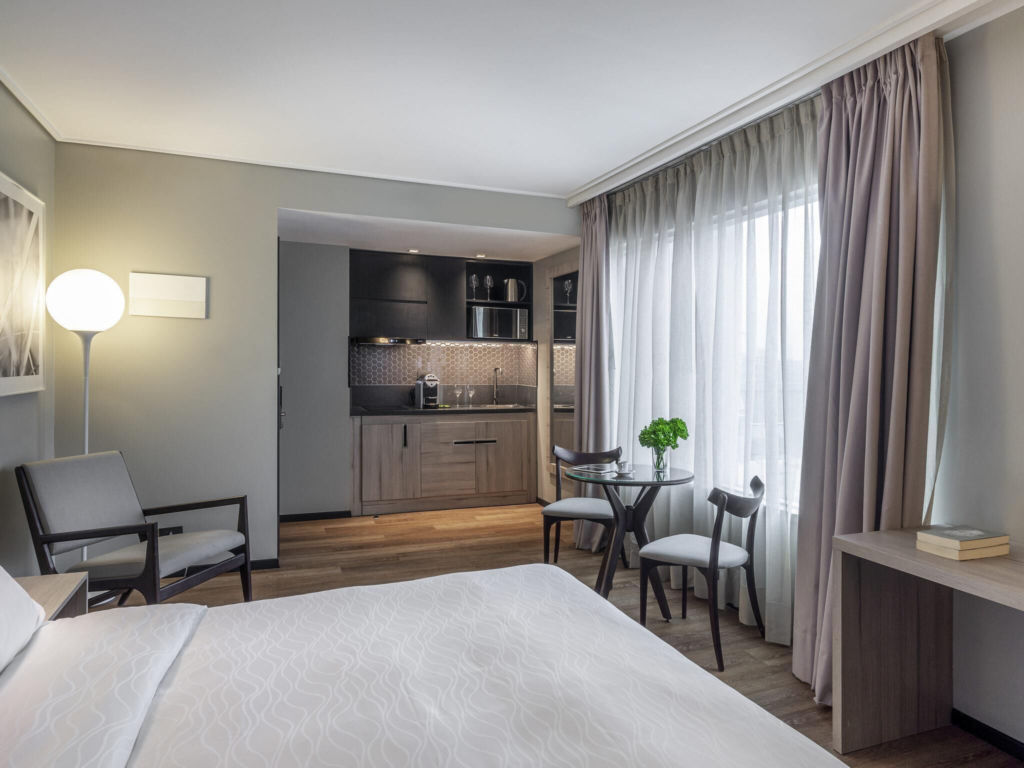Junior suite, 1 kingsize bed | Een minibar, een kluis op de kamer, een bureau, verduisterende gordijnen