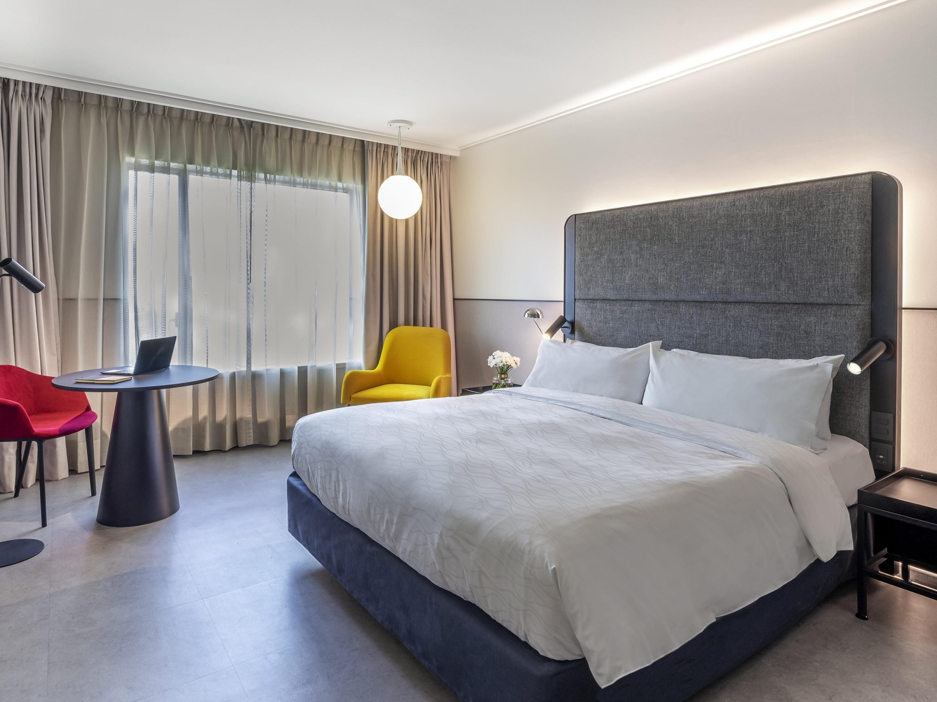 Executive kamer, 1 kingsize bed | Een minibar, een kluis op de kamer, een bureau, verduisterende gordijnen