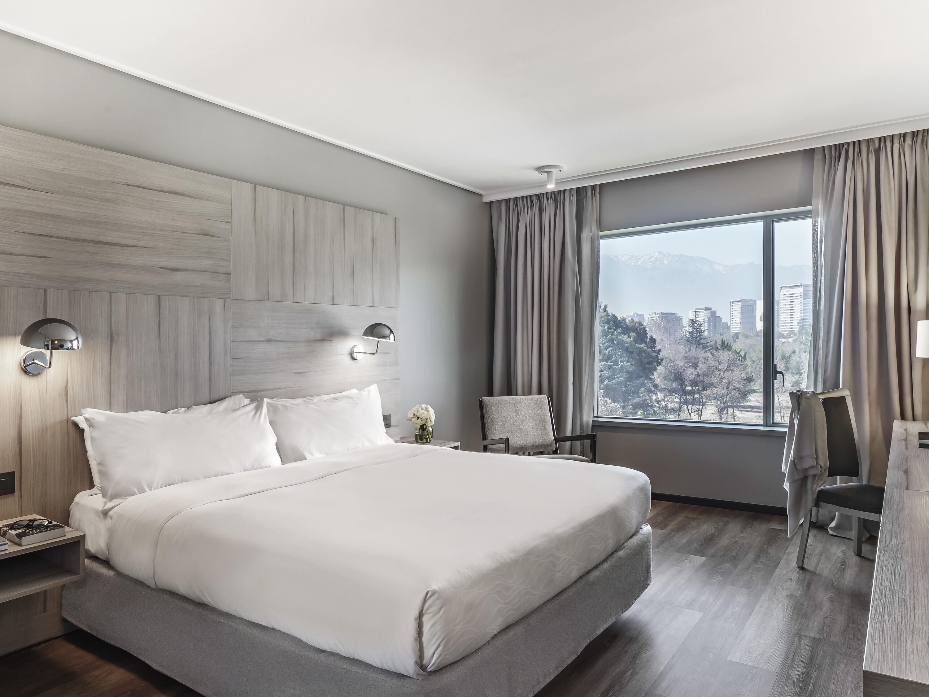 Habitación superior, 1 cama King size | Minibar, caja de seguridad en la habitación y escritorio 