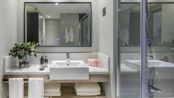 Junior Suite, 1 King Bed | Minibar, in-room safe, desk, blackout drapes