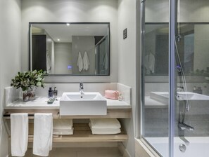 Minibar, caja de seguridad en la habitación y escritorio 