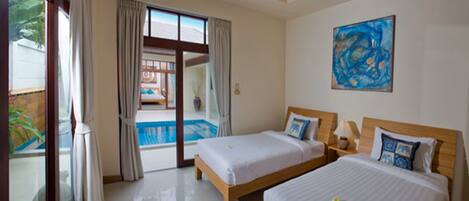 Une chambre d’hôtel avec deux lits, une grande fenêtre, un tableau et une vue sur une piscine.