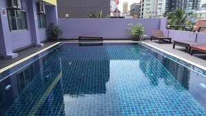 屋外プール、プール パラソル、サンラウンジャー
