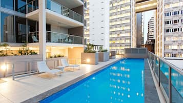 Piscine extérieure, chaises longues