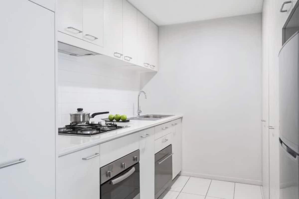 Private kitchen | Full-size fridge, microwave, oven, stovetop