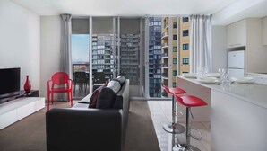 A modern apartment with a living room, a dining area, and a kitchen. - Mantra Midtown (Brisbane)