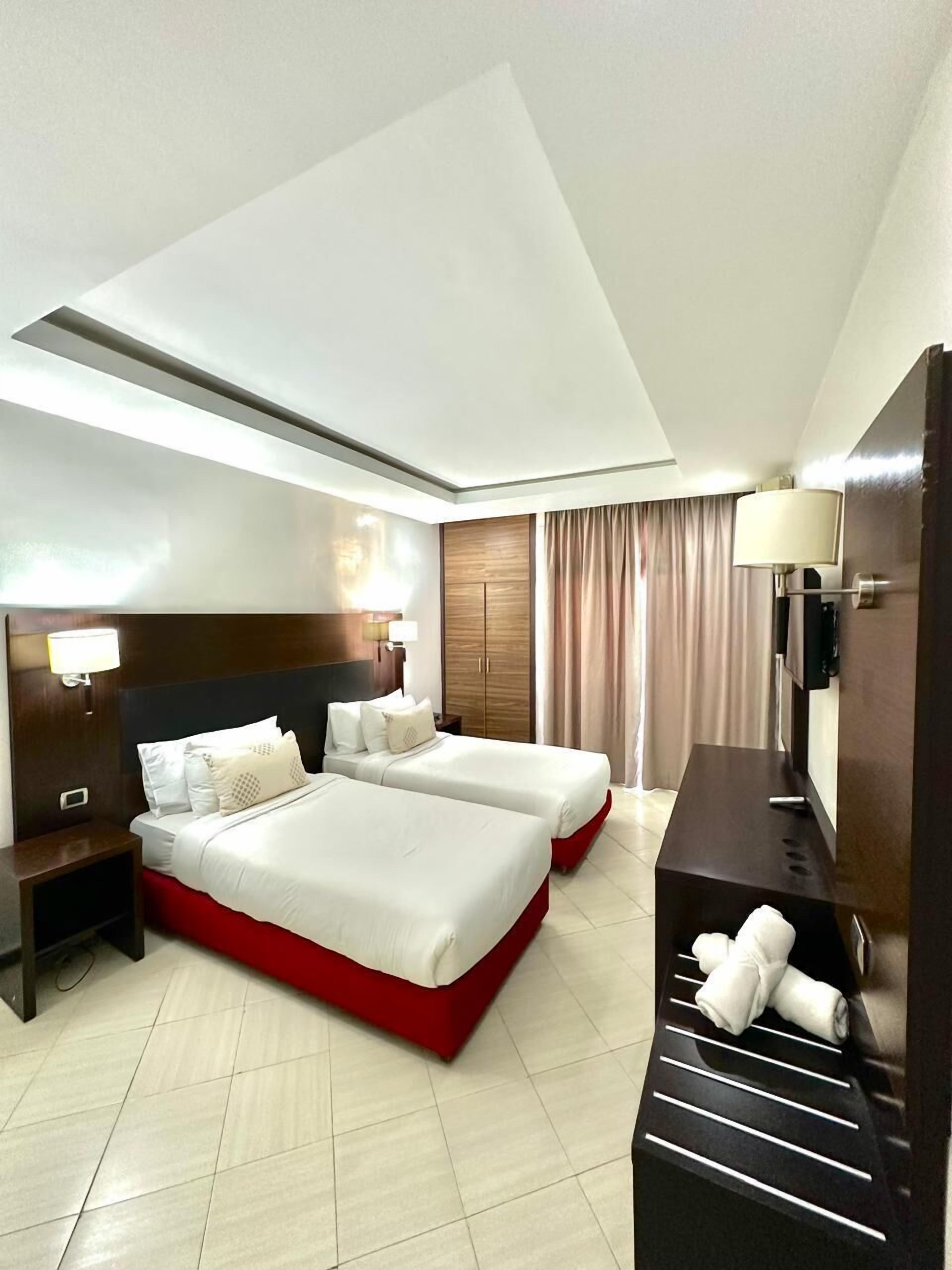 Minibar, két bảo mật tại phòng, bàn 