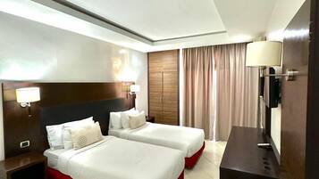 Minibar, caja de seguridad en la habitación y escritorio