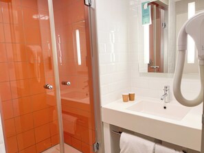 Bathroom shower - ibis Styles Nimes Gare Centre (Nîmes)