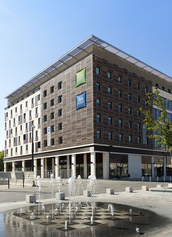 Vista frontal de la propiedad