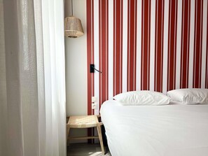 Standard Double Room, 1 Double Bed | In-room safe, soundproofing, iron/ironing board, free cots/infant beds - ibis Styles Nimes Gare Centre (Nîmes)