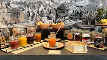 Une table de buffet proposant divers plats et accompagnements.