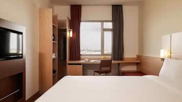 Minibar, Zimmersafe, Schreibtisch, Bügeleisen/Bügelbrett