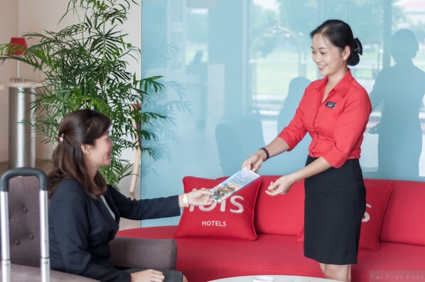 Lobby sitting area - ibis Saigon South (Ho Chi Minh City)
