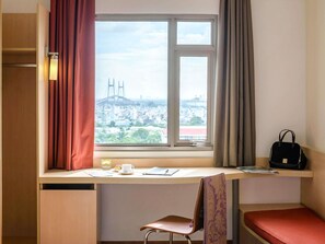 Minibar, in-room safe, desk, iron/ironing board - ibis Saigon South (Ho Chi Minh City)