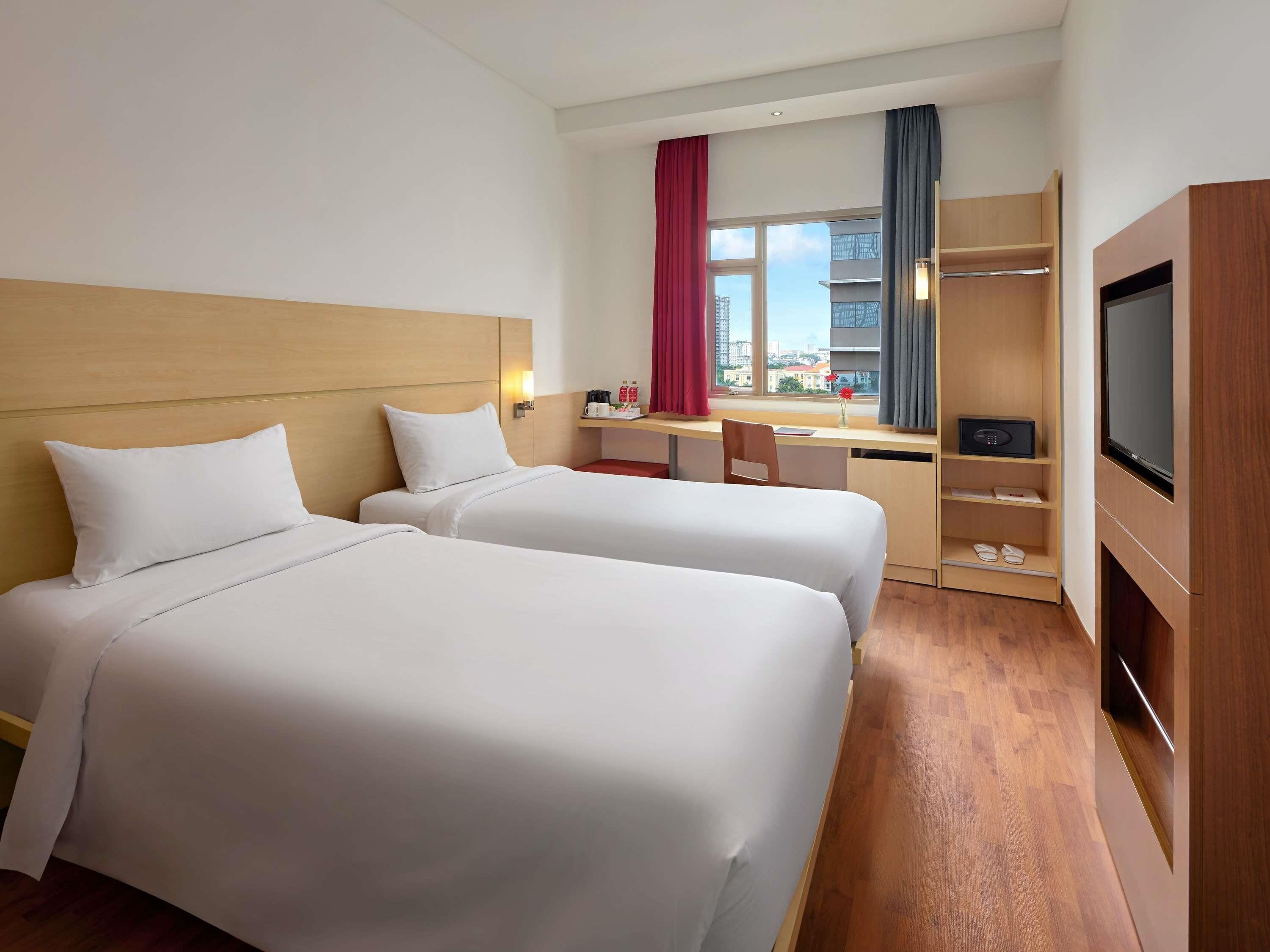 standard room, 2 single beds | minibar, in-room safe, desk, iron/ironing board