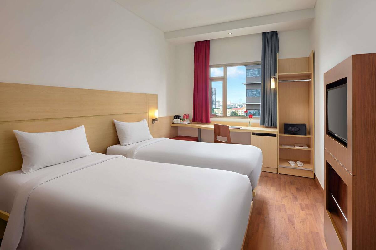 Standaard kamer, 2 eenpersoonsbedden | Een minibar, een kluis op de kamer, een bureau