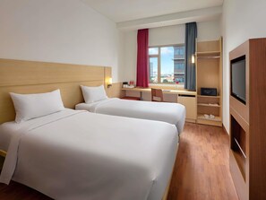 Minibar, coffres-forts dans les chambres, bureau