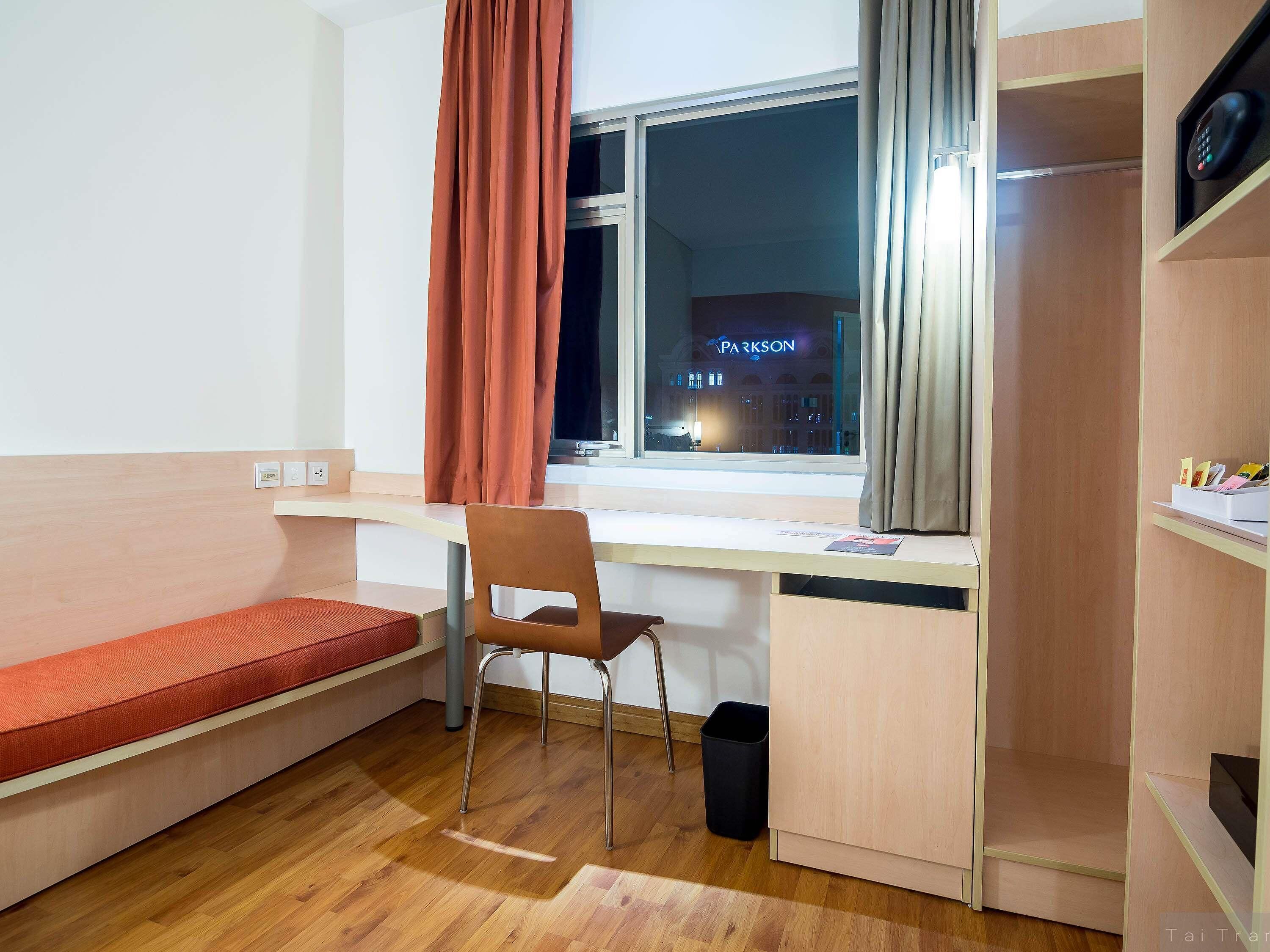 standard room, 2 single beds | minibar, in-room safe, desk, iron/ironing board