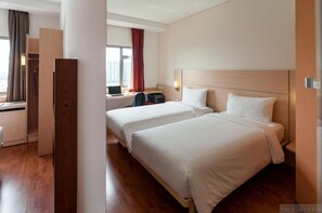 Minibar, coffres-forts dans les chambres, bureau