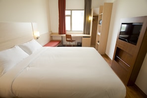 Standardzimmer, 1 Queen-Bett | Minibar, Zimmersafe, Schreibtisch, Bügeleisen/Bügelbrett
