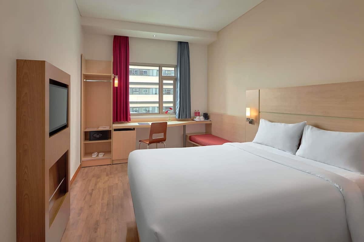 Standard Room, 1 Queen Bed | Minibar, in-room safe, desk, iron/ironing board