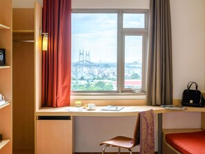 Minibar, in-room safe, desk, iron/ironing board - ibis Saigon South (Ho Chi Minh City)