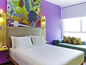 Standard Queen Room | Minibar, in-room safe, desk, blackout curtains