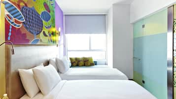 Standard Room, 2 Katil Bujang (Single) | Bar mini, peti besi dalam bilik, meja, langsir/tirai gelap terus